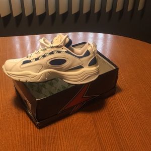 Power women’s tennis shoes